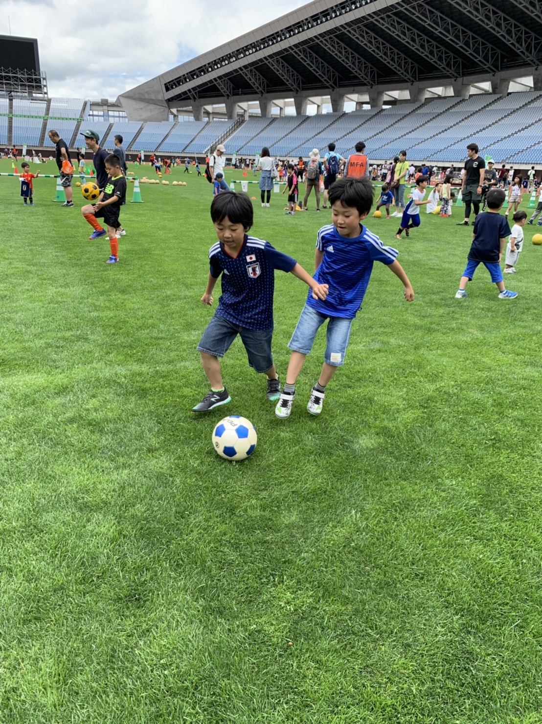 県民サッカーの日。芝生でサッカーに息子大喜び